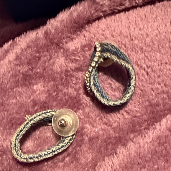 Elegant Gold and Black Twisted Earrings - Picture 2 of 3